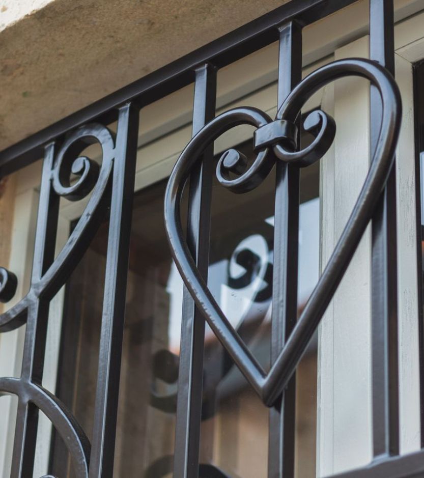 defense-de-fenetre-metal-fer-forge-vue-coeur-lucas-tisserand-ferronnier-createur
