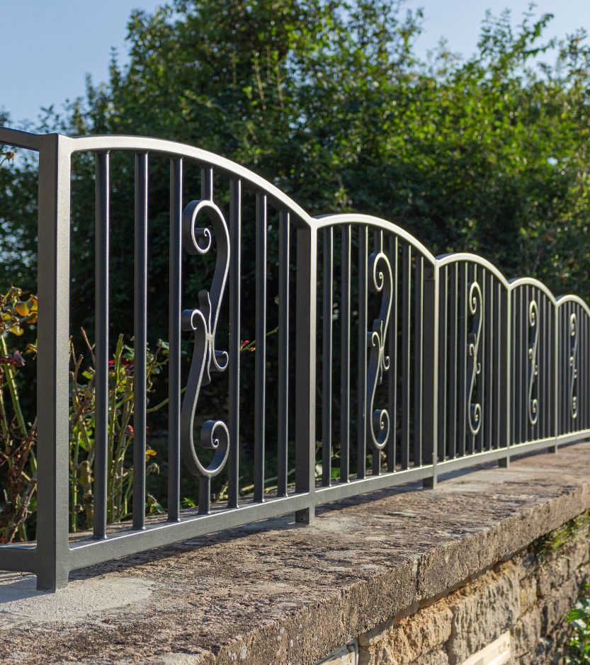 grilles-de-muret-detail-volute-metal-fer-forge-peinture-grise-anthracite-lucas-tisserand-ferronnier-createur