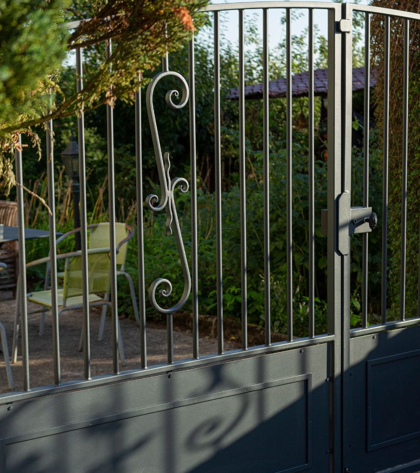 portail-metal-fer-forge-peinture-grise-anthracite-detail-volute-lucas-tisserand-ferronnier-createur
