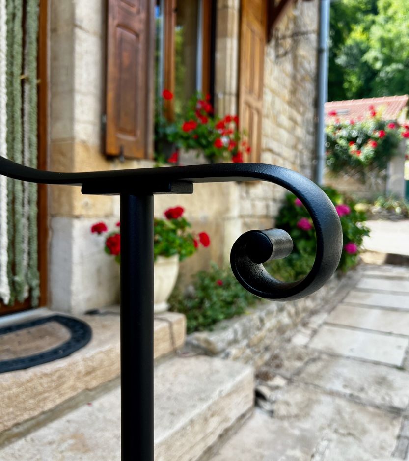 rampe-escalier-main-courante-forgee-demi-ronde-detail-volute