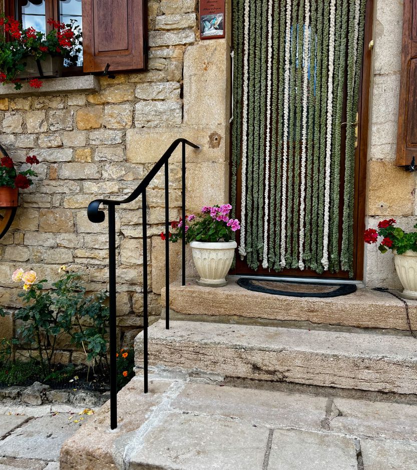 rampe-escalier-main-courante-forgee-demi-ronde-vue-de-cotée