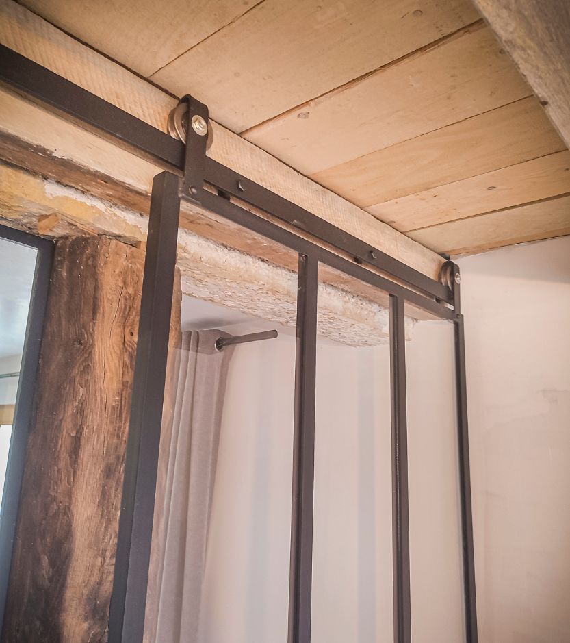 verriere-interieur-metal-porte-coulissante-detail-rail-coulissant-roulette